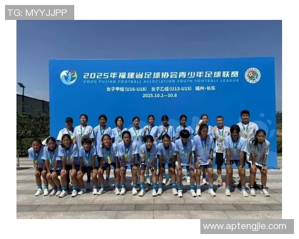 蓝白色国旗下的足球明星们如何在绿茵场上书写传奇与荣耀 蓝白色国旗下的足球明星们如何在绿茵场上书写传奇与荣耀