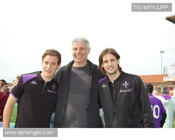 当世足球明星同框合影展现足坛风采与友谊的珍贵瞬间