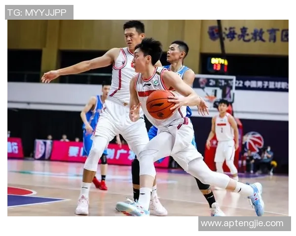 杭州足球队在总决赛积分榜上以52分稳居第一名展现强劲实力